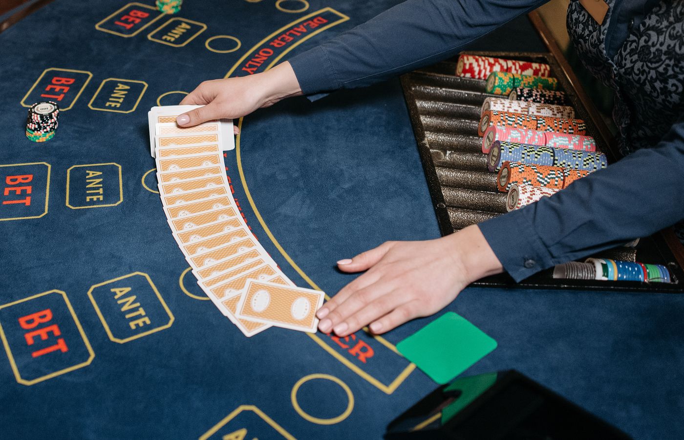 Żetony pokerowe na stole kasynowym