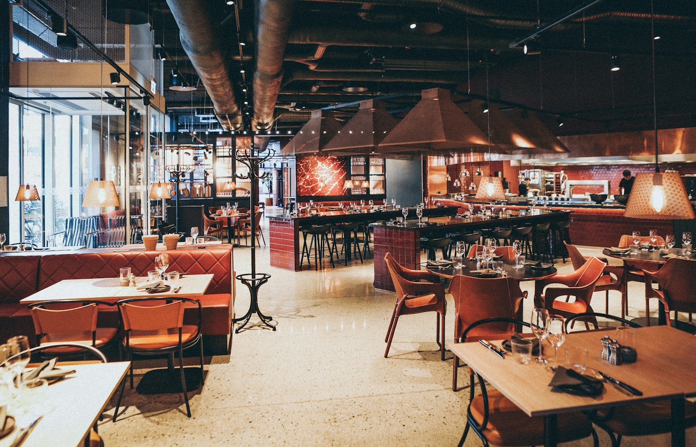 Elegancka sala restauracyjna z nakrytymi stolikami